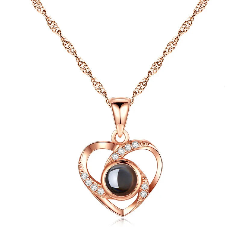 COLLAR BAÑADO EN ORO TE AMO EN 100 IDIOMAS MAS CAJA DE AMOR ETERNO ™ - Xclusive