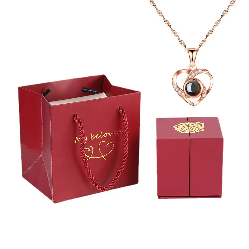 COLLAR BAÑADO EN ORO TE AMO EN 100 IDIOMAS MAS CAJA DE AMOR ETERNO ™ - Xclusive